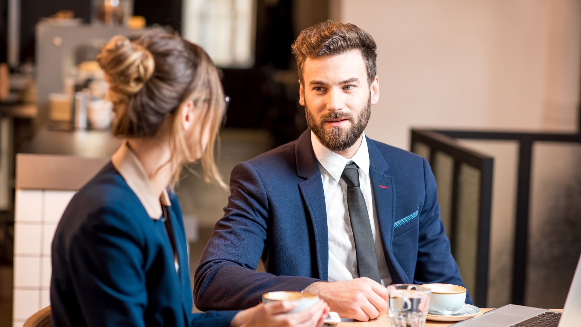 Het bespreken van je liefdesleven met collega’s. Ongewenst? De vertrouwenspersoon is geen overbodige luxe meer.